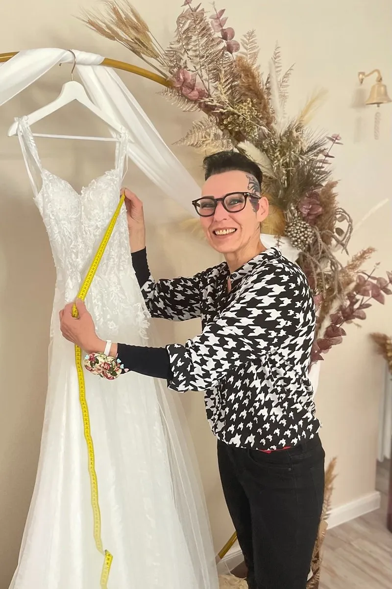 Susanne, unsere Maßschneiderin bei der Arbeit